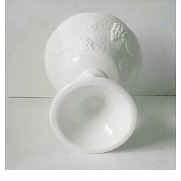 VINTAGE MILK GLASS PEDESTAL |  Grape Desig… - Picture 5 of 9